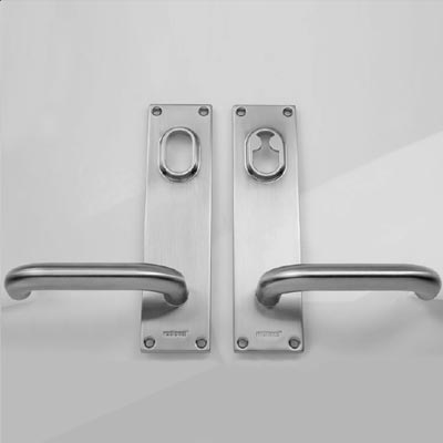 Entrance door handle with back plate key