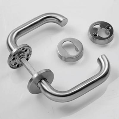 Entrance door handle with round rose key